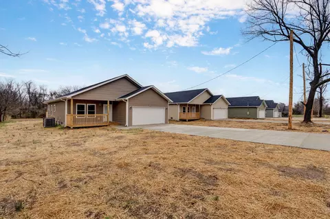 1135 N Dickerson Ave, Springfield, MO 65803 photo 3