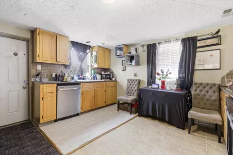 Kitchen - 1447 N Broadway Ave, Springfield, MO 65802 photo 4 of 7