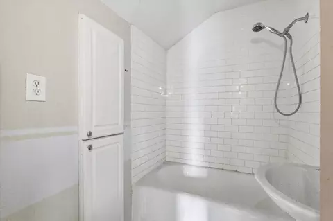Bath - 1447 N Broadway Ave, Springfield, MO 65802 photo 1 of 6