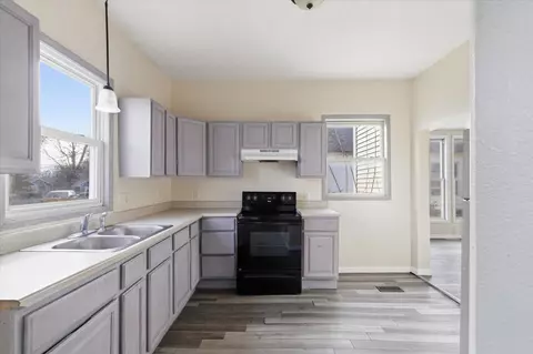 Kitchen - 1447 N Broadway Ave, Springfield, MO 65802 photo 2 of 7