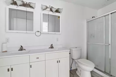 Bath - 1447 N Broadway Ave, Springfield, MO 65802 photo 3 of 6