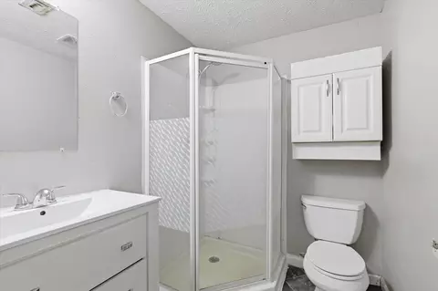 Bath - 1447 N Broadway Ave, Springfield, MO 65802 photo 2 of 6