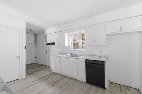 Kitchen - 1447 N Broadway Ave, Springfield, MO 65802 photo 3 of 7