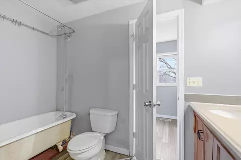 Bath - 1026 W Division St, Springfield, MO 65803 photo 2 of 3