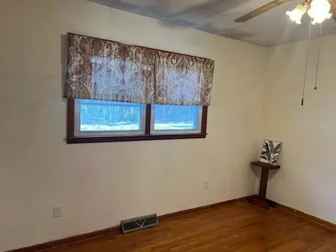 Bedroom - 8103 County Road 455, Birch Tree, MO 65438 photo 7 of 9