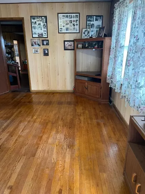 Living - 8103 County Road 455, Birch Tree, MO 65438 photo 1 of 2