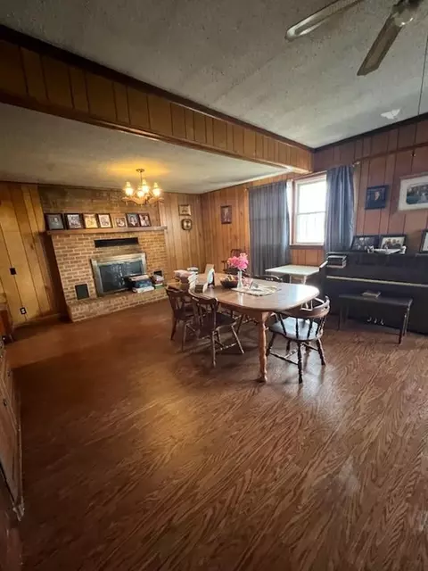 Dining - 8103 County Road 455, Birch Tree, MO 65438 photo 3 of 5