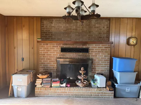 Living - 8103 County Road 455, Birch Tree, MO 65438 photo 3 of 8