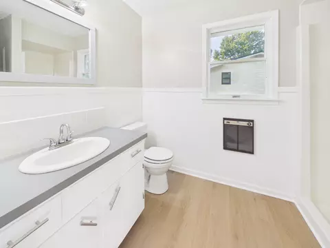 Bath - 824 S Spruce St, Buffalo, MO 65622 photo 1 of 3