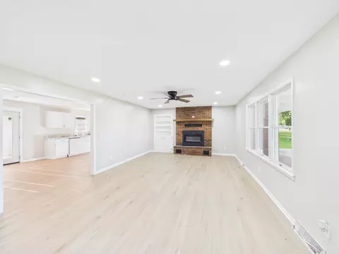 Living - 824 S Spruce St, Buffalo, MO 65622 photo 2 of 2