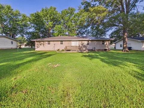 Exterior - 824 S Spruce St, Buffalo, MO 65622 photo 3 of 4