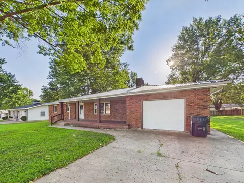 Exterior - 824 S Spruce St, Buffalo, MO 65622 photo 2 of 4