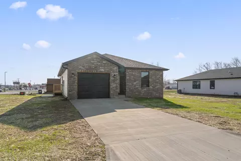 414 N Cherokee Trl, Clever, MO 65631