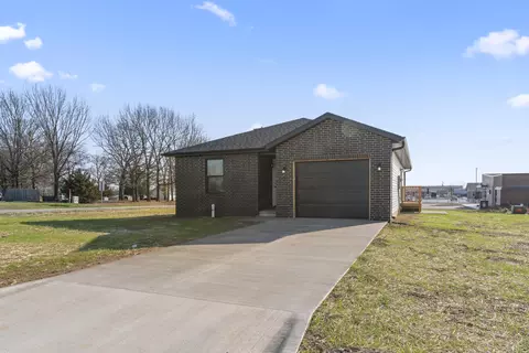 416 N Cherokee Trl, Clever, MO 65631