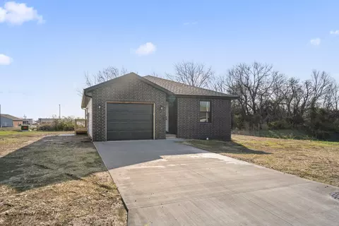 410 N Cherokee Trl, Clever, MO 65631