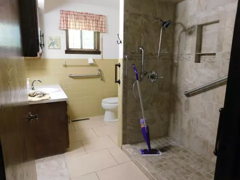 Bath - 128 E Hazel St, Monett, MO 65708 photo 2 of 3