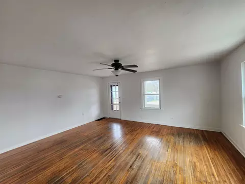 Living - 709 Garst St, Cabool, MO 65689 photo 2 of 4