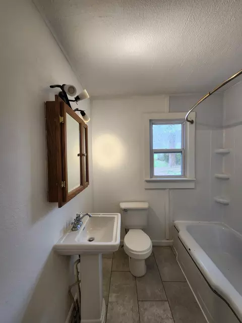 Bath - 709 Garst St, Cabool, MO 65689 photo 1 of 1