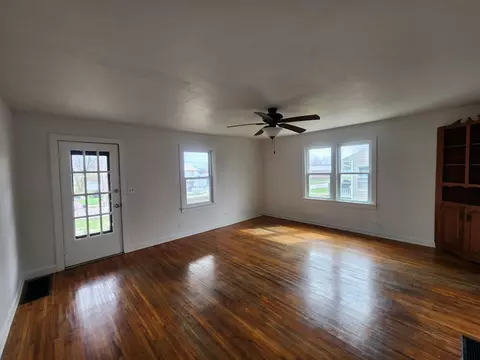 Living - 709 Garst St, Cabool, MO 65689 photo 1 of 4