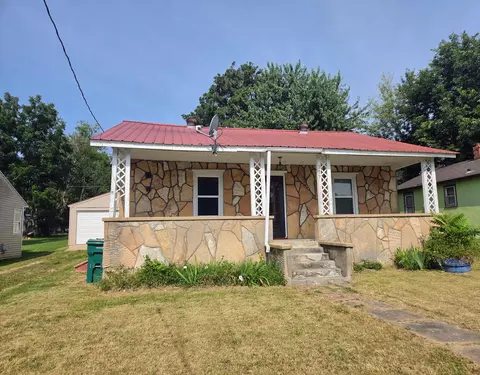 Exterior - 709 Garst St, Cabool, MO 65689 photo 1 of 8
