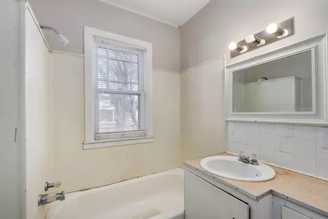 Bath - 2829 N Grant Ave, Springfield, MO 65803 photo 1 of 1