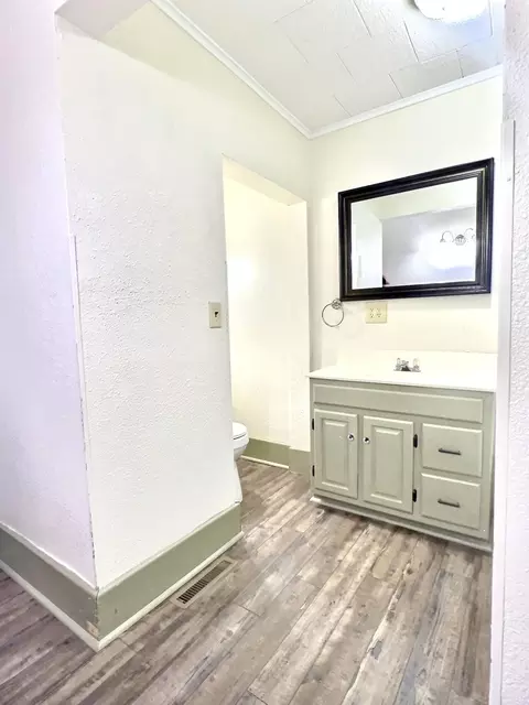 Bath - 906 E Cale St, Monett, MO 65708 photo 1 of 1