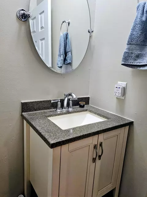 Bath - 2565 E Atlantic St, Springfield, MO 65803 photo 3 of 4