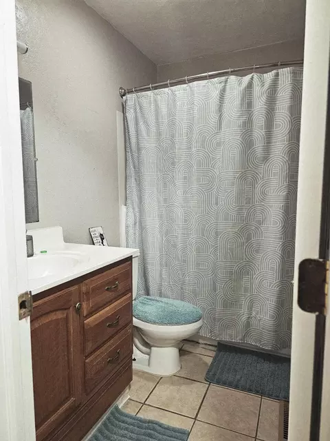 Bath - 2565 E Atlantic St, Springfield, MO 65803 photo 1 of 4