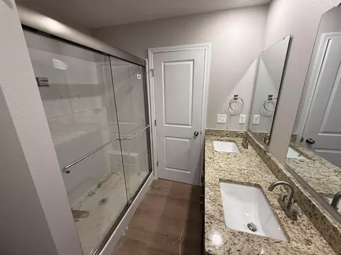 Bath - 3486 N Ohara Ave, Springfield, MO 65803 photo 3 of 4
