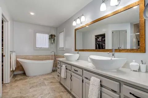 Bath - 2706 N Skyview Ln, Ozark, MO 65721 photo 1 of 6