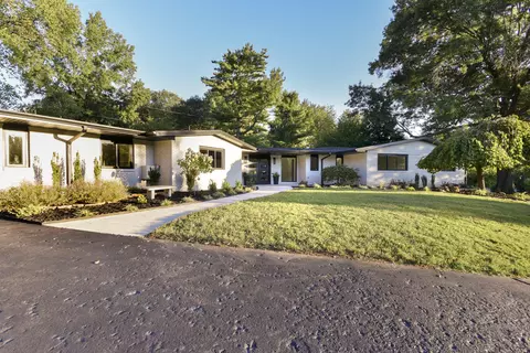 2274 S Edgewater Dr, Springfield, MO 65804