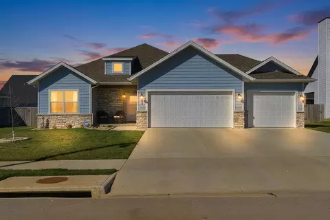 183 E Cowling St, Republic, MO 65738