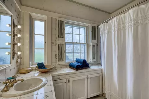 Bath - 2736 E 15th St, Joplin, MO 64804 photo 7 of 9