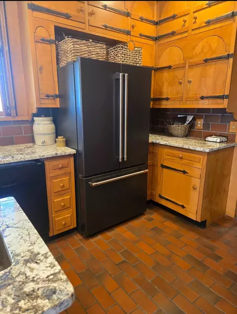 Kitchen - 2736 E 15th St, Joplin, MO 64804 photo 6 of 11
