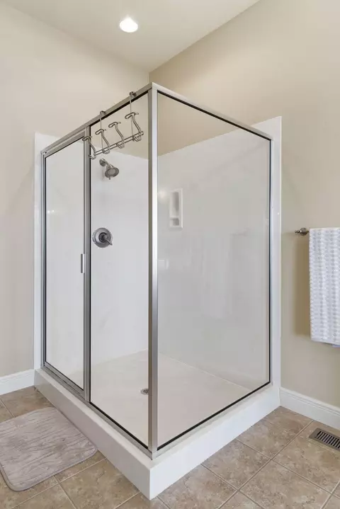 Bath - 109 Cedar Blf, Saddlebrooke, MO 65630 photo 4 of 5