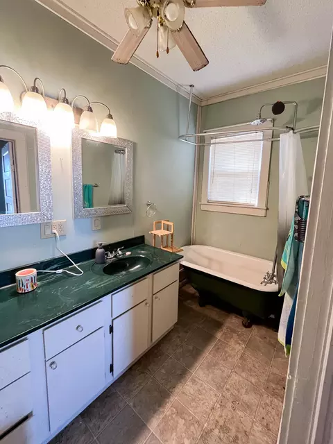 Bath - 903 Vine St, Thayer, MO 65791 photo 2 of 7
