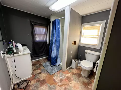 Bath - 903 Vine St, Thayer, MO 65791 photo 4 of 7