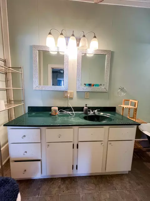Bath - 903 Vine St, Thayer, MO 65791 photo 1 of 7