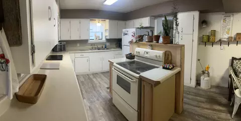 Kitchen - 695 Summit Ave, Mammoth Spring, AR 72554 photo 1 of 5