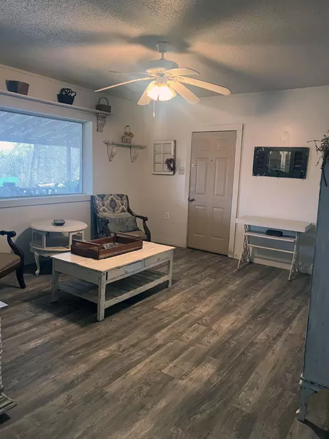 Living - 695 Summit Ave, Mammoth Spring, AR 72554 photo 3 of 4