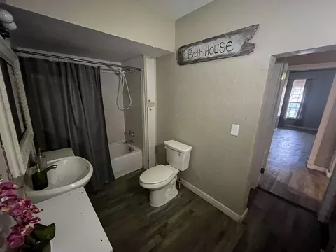 Bath - 695 Summit Ave, Mammoth Spring, AR 72554 photo 3 of 3