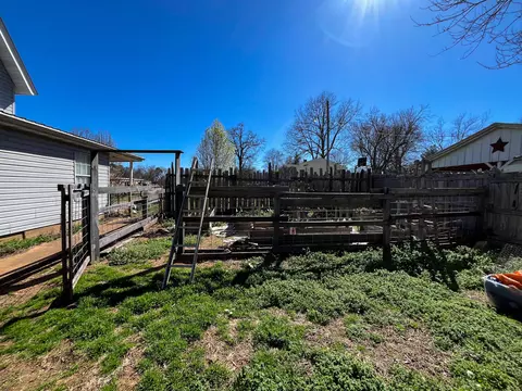 Exterior - 695 Summit Ave, Mammoth Spring, AR 72554 photo 10 of 14
