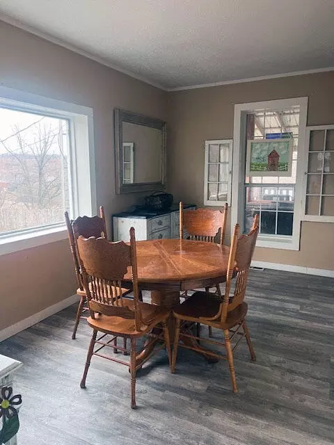 Dining - 695 Summit Ave, Mammoth Spring, AR 72554 photo 3 of 5