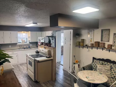 Kitchen - 695 Summit Ave, Mammoth Spring, AR 72554 photo 4 of 5