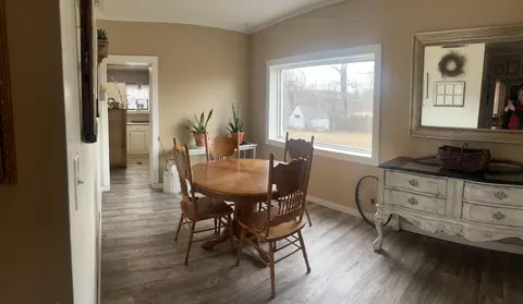 Dining - 695 Summit Ave, Mammoth Spring, AR 72554 photo 2 of 5