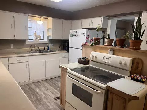 Kitchen - 695 Summit Ave, Mammoth Spring, AR 72554 photo 2 of 5