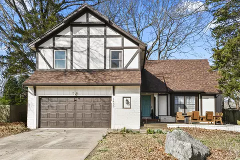 1455 S Oakmont Ave, Springfield, MO 65809