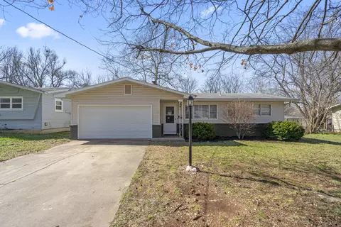1305 S Prince Ln, Springfield, MO 65804