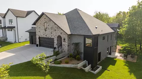 200 N Blarney Ct, Nixa, MO 65714