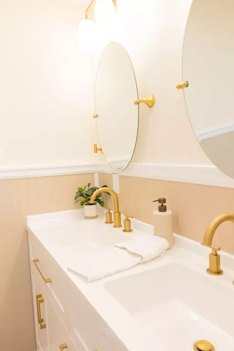 Bath - 1008 Frisco St, Monett, MO 65708 photo 5 of 7